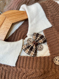 The Palette: Rich Chocolate, Warm Cream, and Leopard AccentsThe Feel: Heavyweight knit thickness, incredibly soft textureBest For: Holiday parties, outdoor family photography, and seasonal events