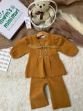 Get your little girl the coziest 2-piece peplum knit set with elegant pearl drops and a beautiful statement bow. Soft, warm, and absolutely adorable! 🛍️👶Available in Mustard Gold and Sage Grey. DM us to order now! 📩