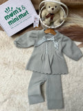 Get your little girl the coziest 2-piece peplum knit set with elegant pearl drops and a beautiful statement bow. Soft, warm, and absolutely adorable! 🛍️👶Available in Mustard Gold and Sage Grey. DM us to order now! 📩
