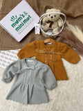 Get your little girl the coziest 2-piece peplum knit set with elegant pearl drops and a beautiful statement bow. Soft, warm, and absolutely adorable! 🛍️👶Available in Mustard Gold and Sage Grey. DM us to order now! 📩
